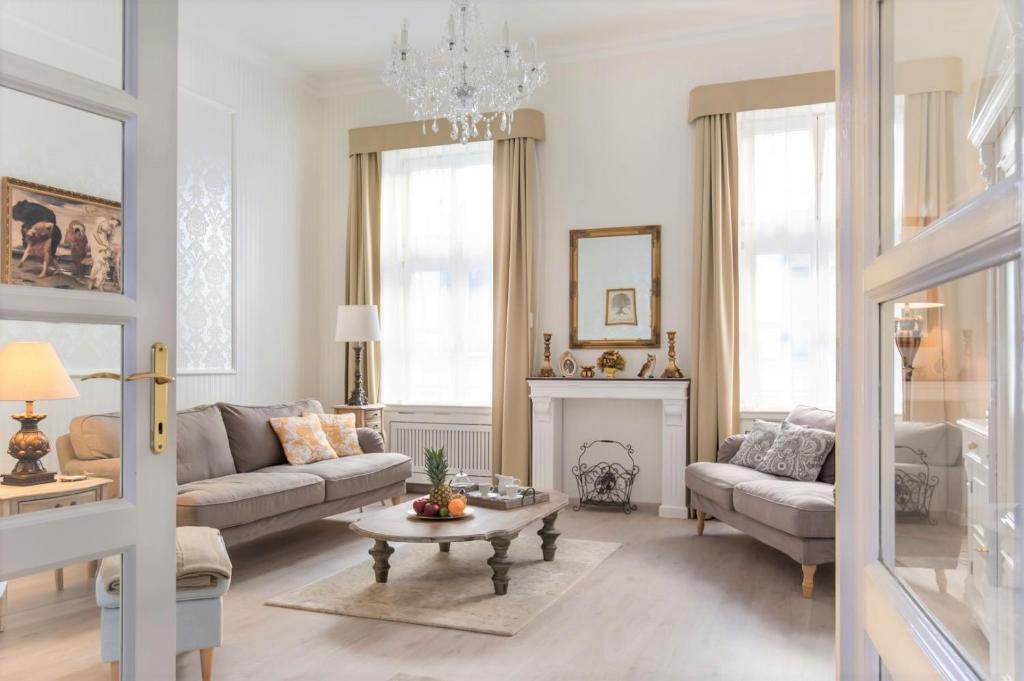 A seating area at Chestnut & Eliza Suites - Superior Homes Downtown