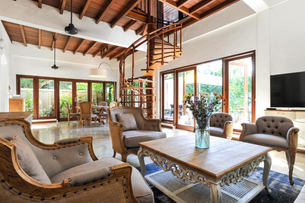 a living room with a table and chairs at Villa de Siam in Sanur