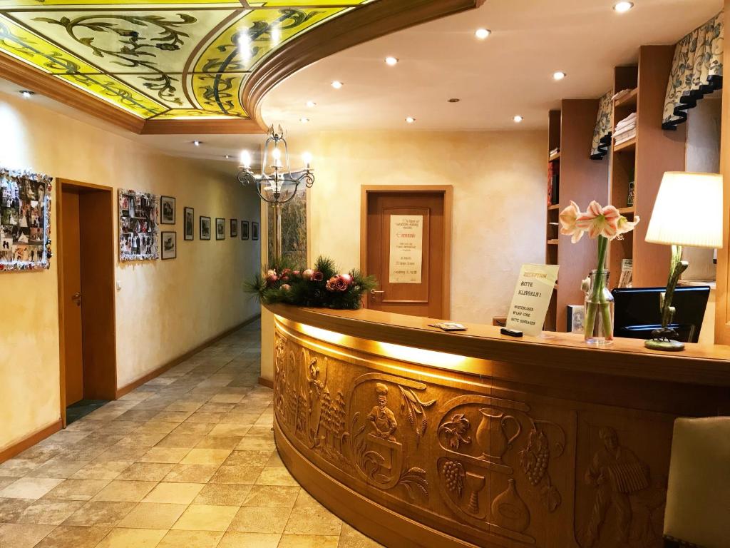 eine Bar in der Hotellobby mit einer Holztheke in der Unterkunft Hotel zum Engel in Mespelbrunn