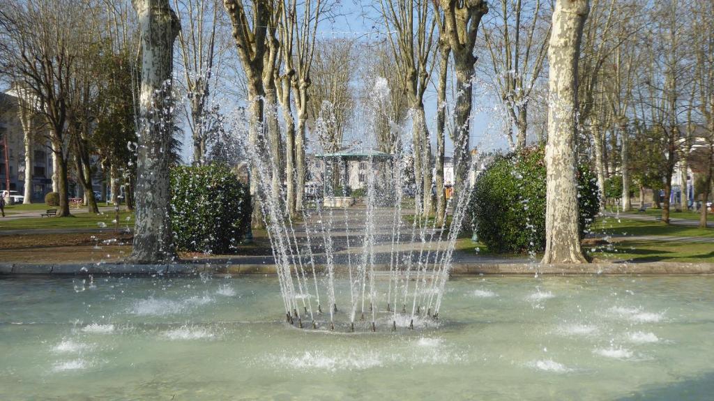 una fuente de agua en un parque con árboles en Entre Pyrenees Et Atlantique, en Oloron-Sainte-Marie