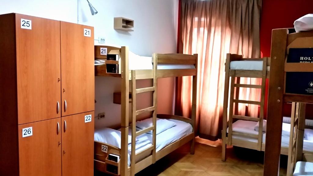 Postel nebo postele na pokoji v ubytování Envoy Hostel and Tours