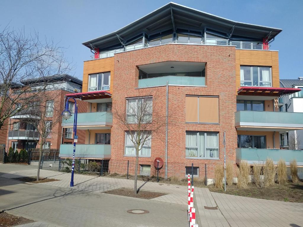 a red brick building with a lot of windows at Aaron - Privatunterkunft in Magdeburg