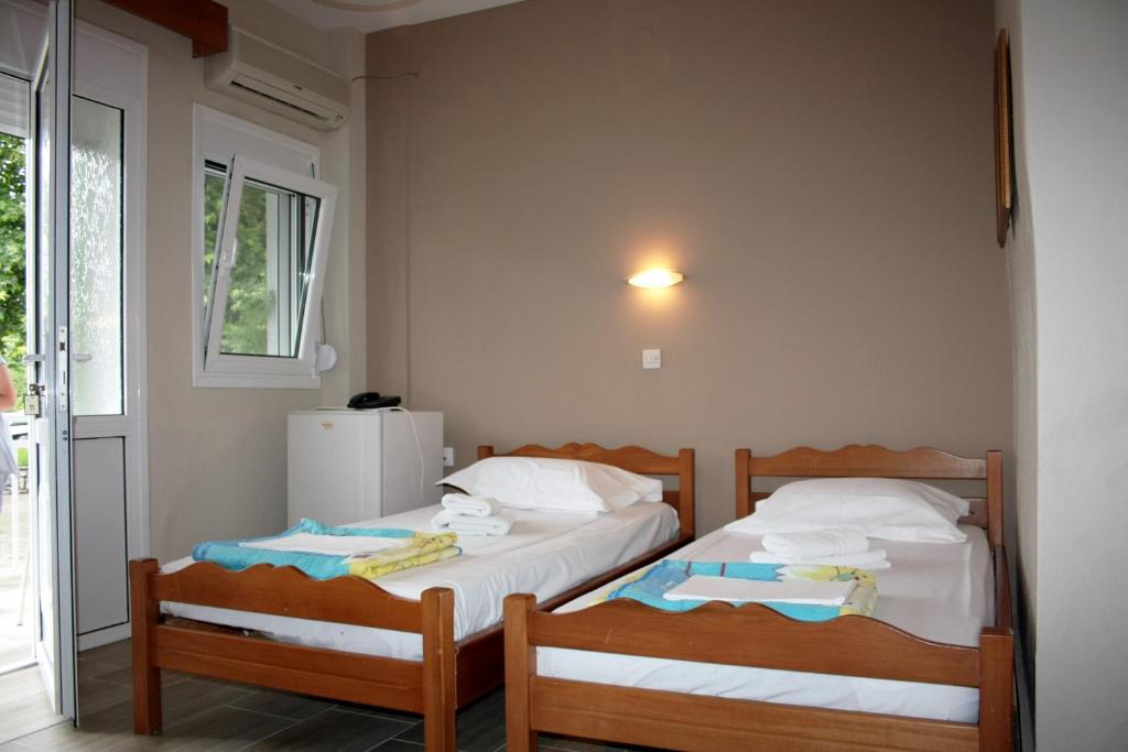 Postel nebo postele na pokoji v ubytování Ενοικιαζόμενα Δωμάτια Ενιπεύς- Rooms Enipeas
