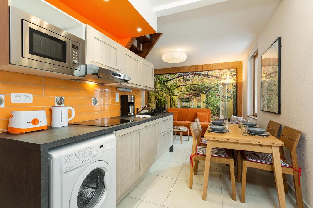 een keuken met een wasmachine en een eetkamer bij Apartment La Maisonnee in Chamonix-Mont-Blanc