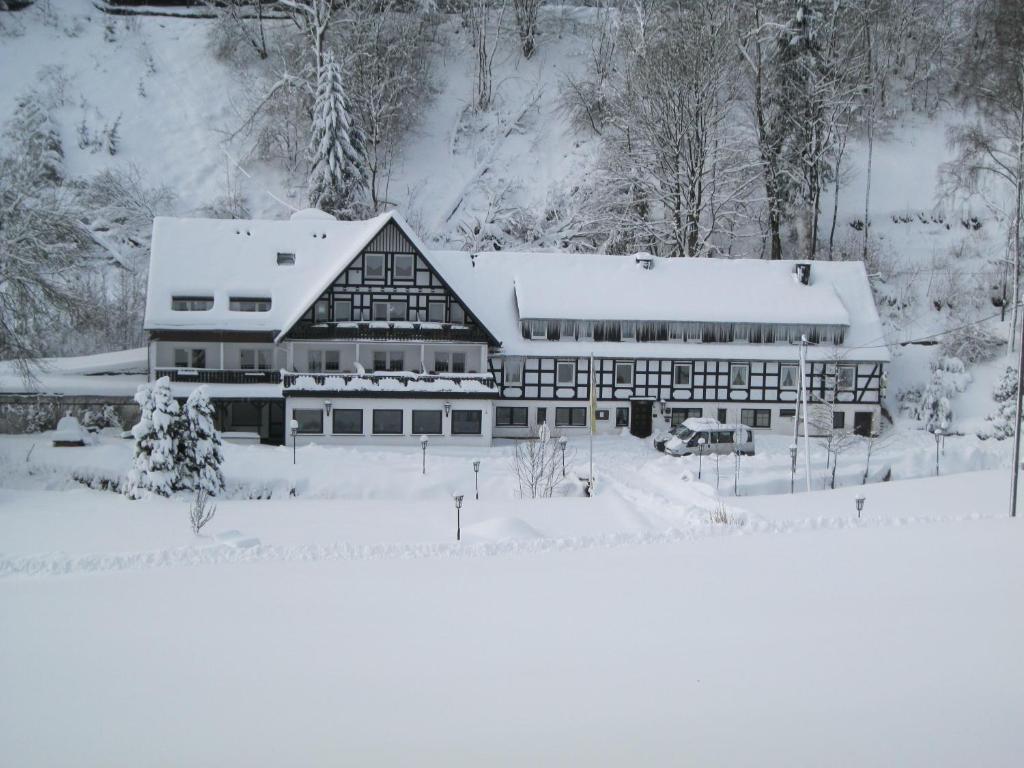 Tommes Gästehaus Zur Mühle v zimě