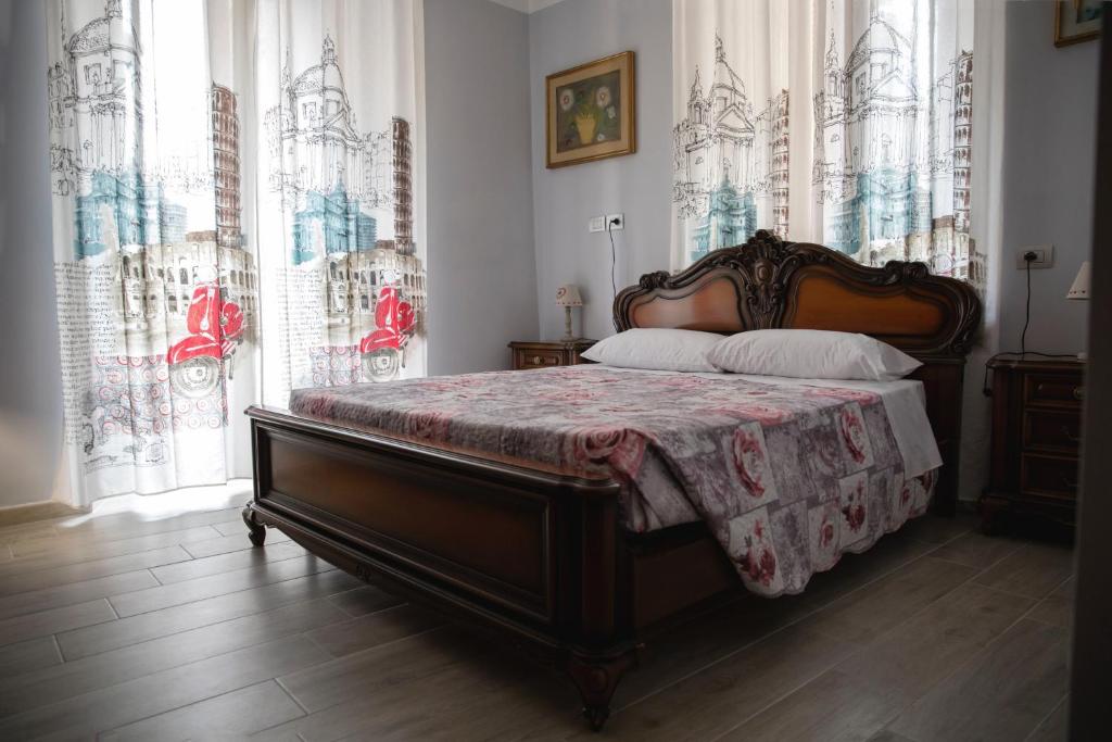 アルバにあるLe camere di Gioの窓付きのベッドルーム1室(大型ベッド1台付)