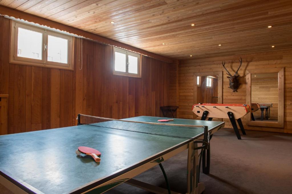 Stolní tenis v ubytování Hôtel Au Chamois d'Or by Les Etincelles nebo okolí