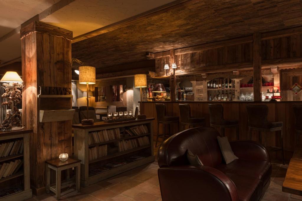 Lounge nebo bar v ubytování Hôtel Au Chamois d'Or by Les Etincelles