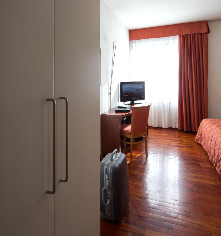 TV a/nebo společenská místnost v ubytování Hotel La Cascata
