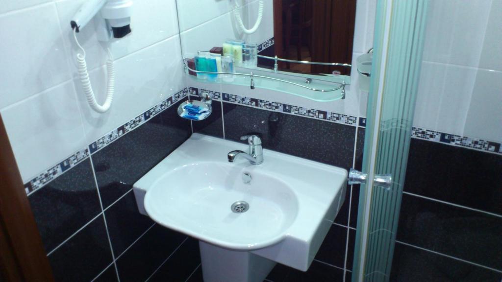 Koupelna v ubytování Basileus Hotel