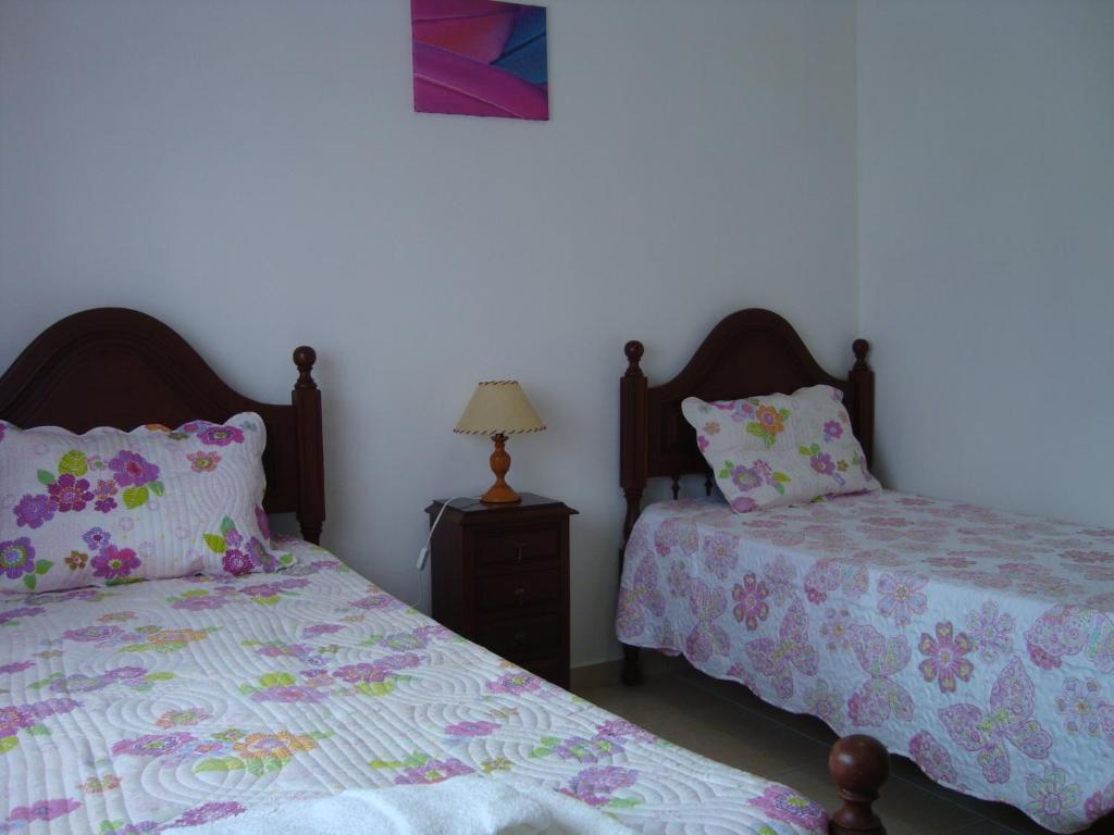 ブルガウにあるCasa Furt@doのベッドルーム1室(ベッド2台、ランプ付きテーブル付)