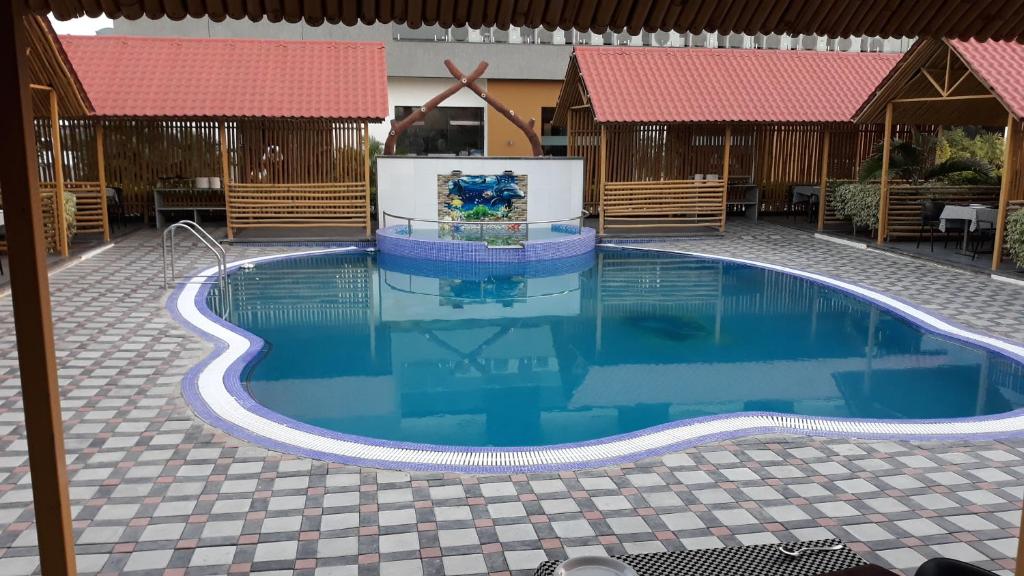 Bazén v ubytování The Divine Resort Somnath nebo v jeho okolí