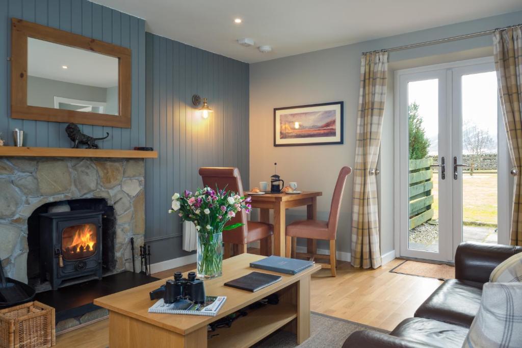 Highland Holiday Cottages - Birch Cottage - Garden