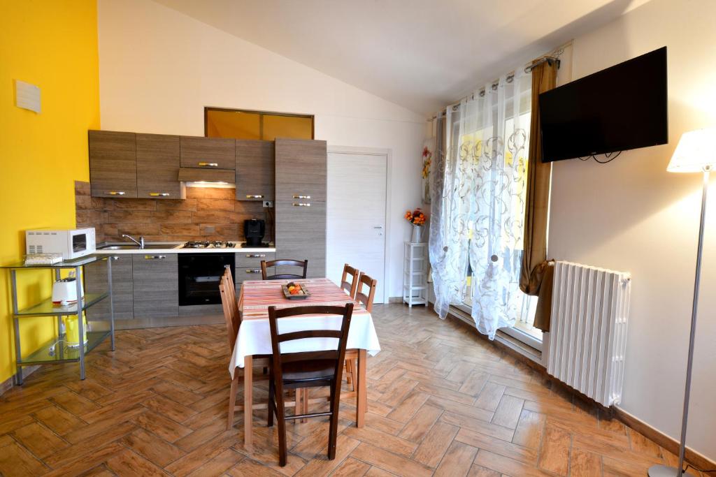 A kitchen or kitchenette at Le Palme Sona