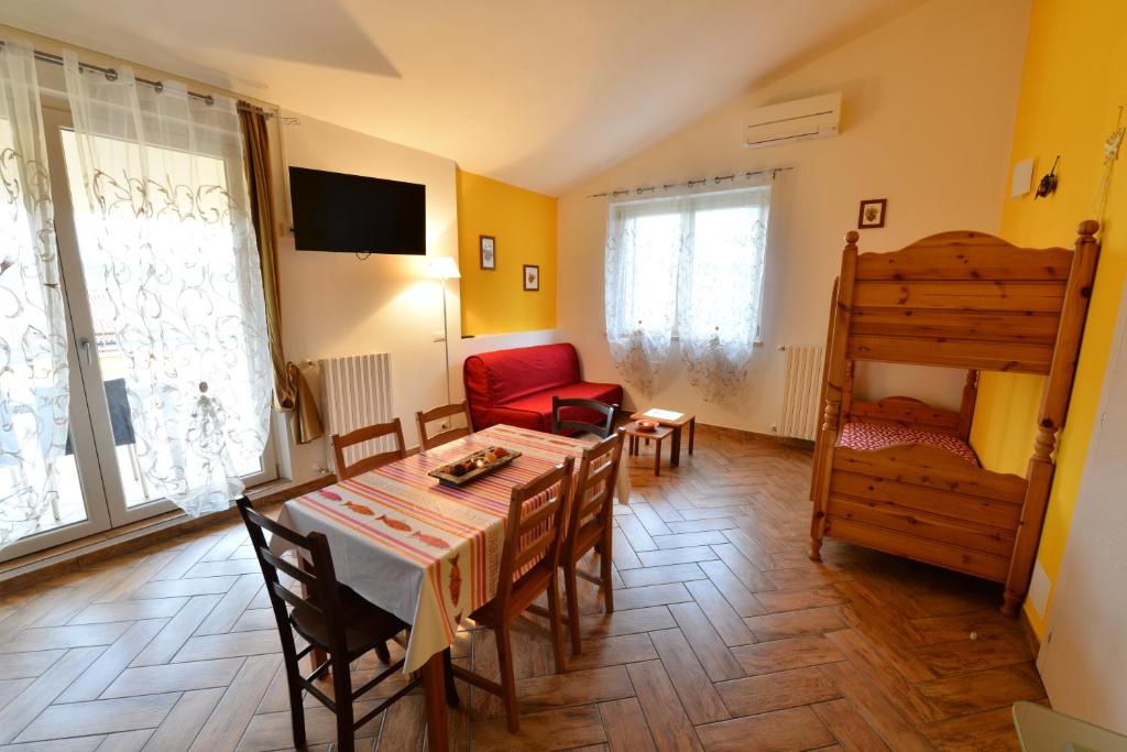 A television and/or entertainment centre at Le Palme Sona