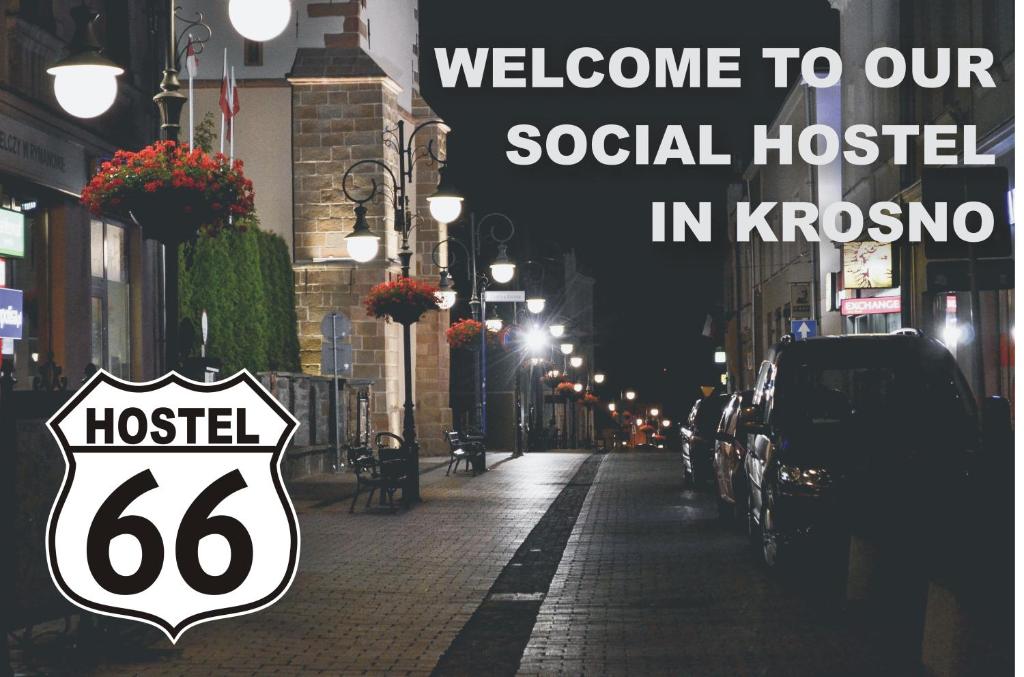 Un panneau qui dit bienvenue à notre auberge de jeunesse à krakolis dans l'établissement Hostel 66, à Krosno