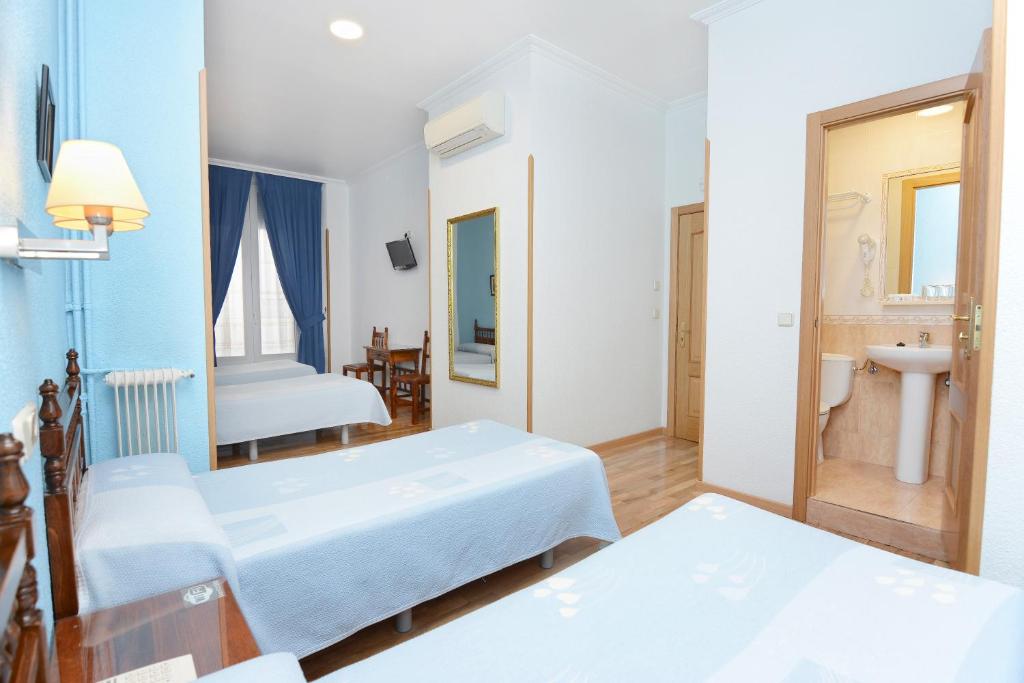 Cama o camas de una habitación en Hostal Biarritz