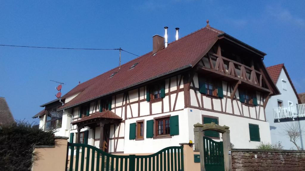 ein Haus mit einem Zaun davor in der Unterkunft gîte rural "la bergerie" in Friedolsheim