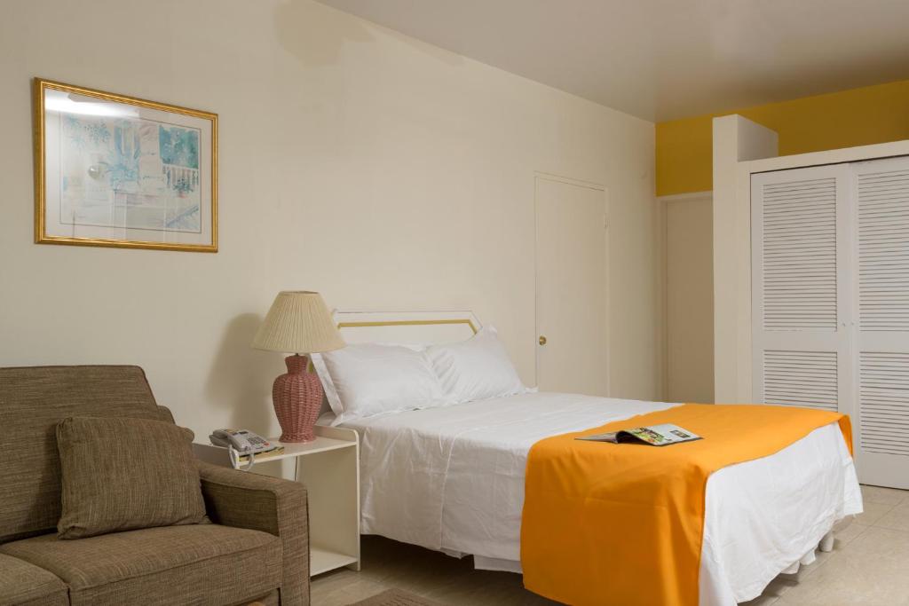 Postel nebo postele na pokoji v ubytování Bird Rock Beach Hotel