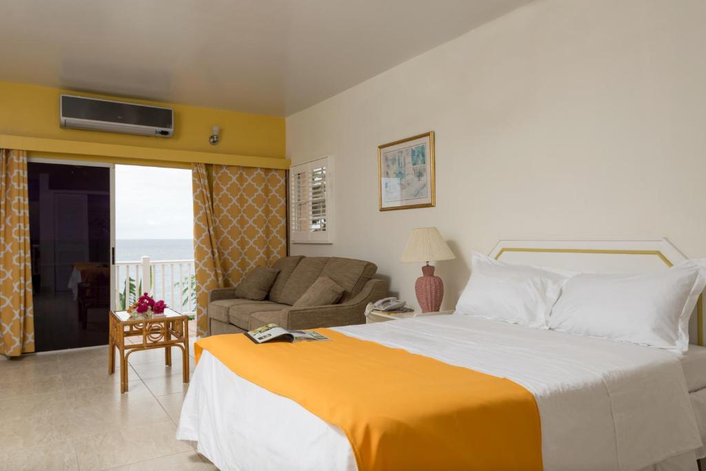Postel nebo postele na pokoji v ubytování Bird Rock Beach Hotel