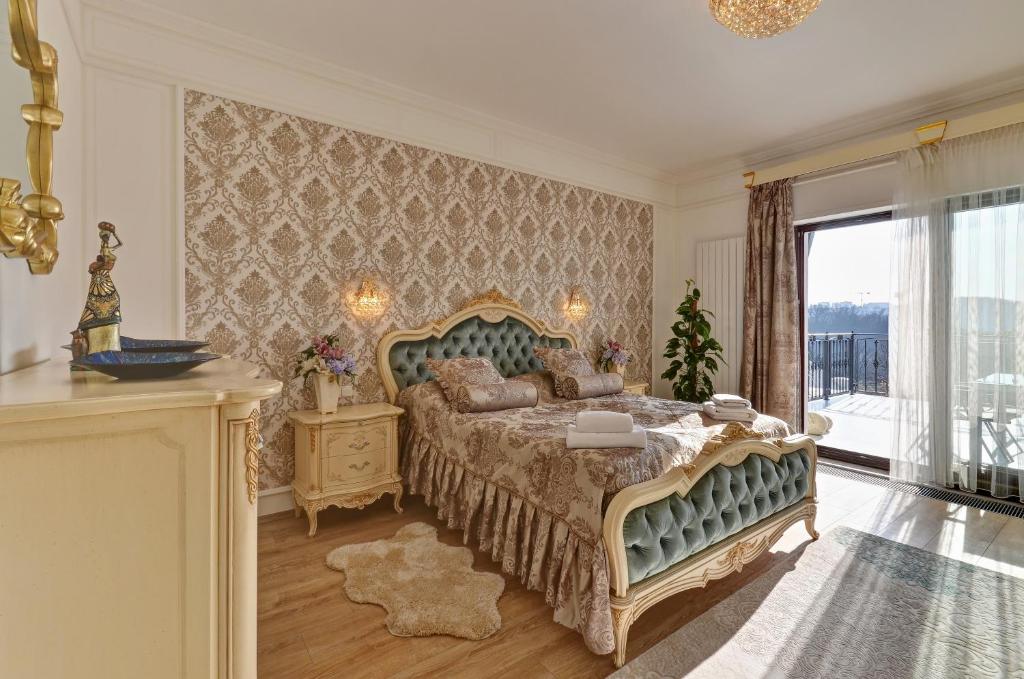 Postel nebo postele na pokoji v ubytování Wellness & SPA boutique Hotel pod lipkami Prague