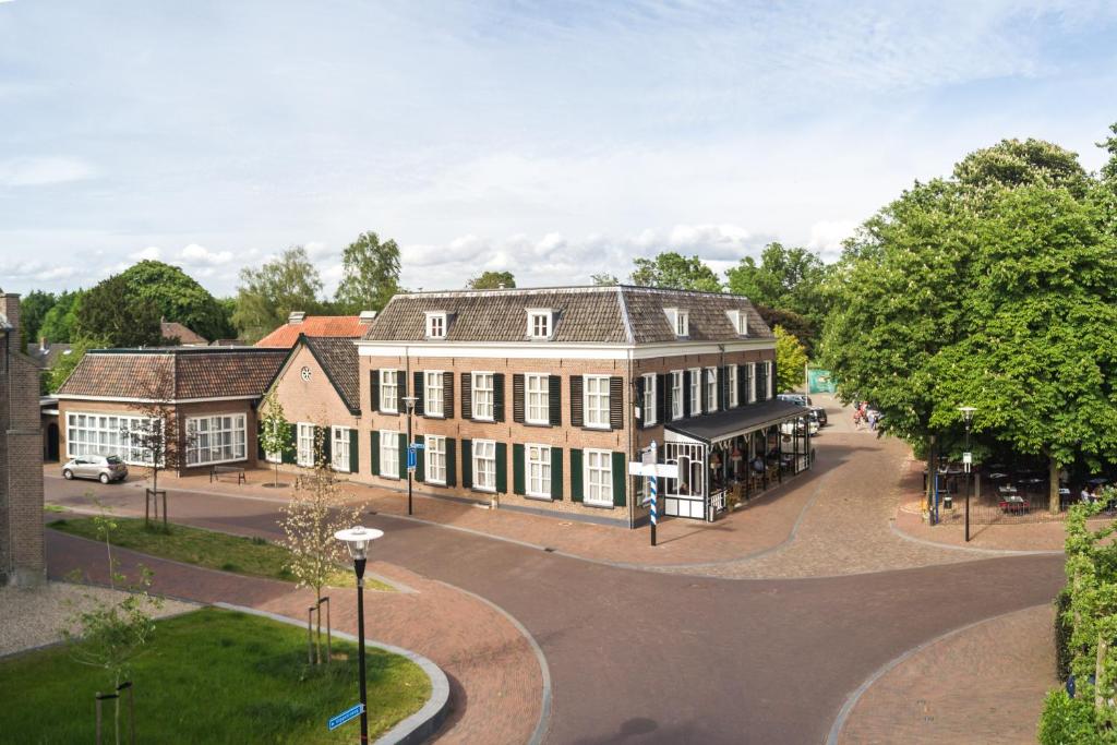 un montage d’un bâtiment dans une ville dans l'établissement Hotel Cafe Restaurant De Gouden Karper, à Hummelo