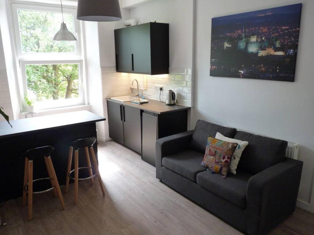 Downfield Place - Bright Edinburgh flat 15 minutes to Princes St
