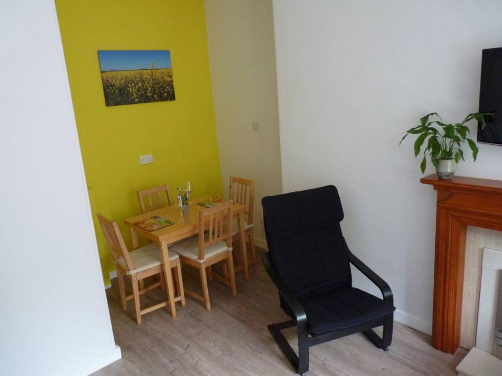 Downfield Place - Bright Edinburgh flat 15 minutes to Princes St