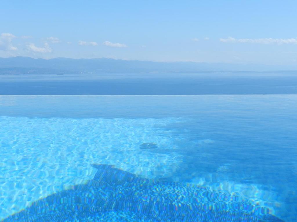 una gran masa de agua con un grupo de arrecifes en Apartments Belvedere Lovran, en Lovran