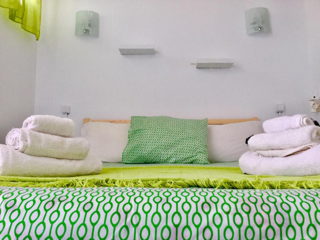 コスタ・デル・シレンチオにあるApartamento privado con piscinaのベッド1台(タオル付)が備わる客室です。