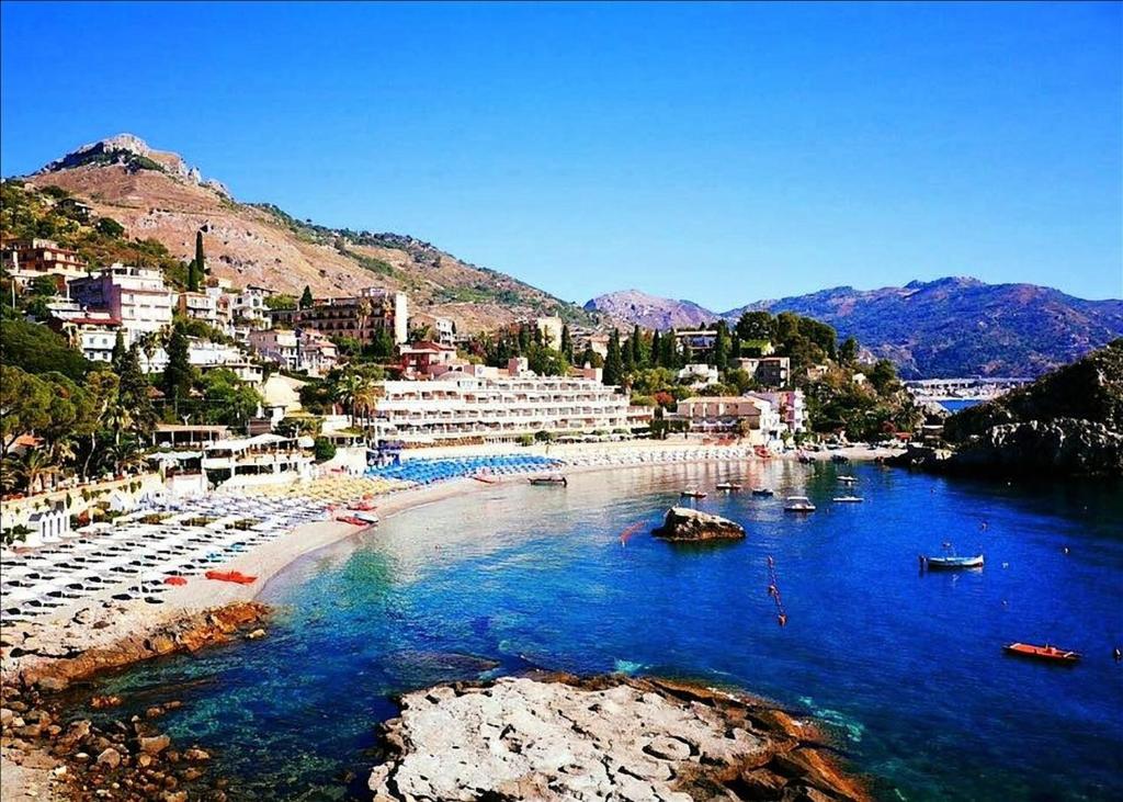 giardini naxos beach)