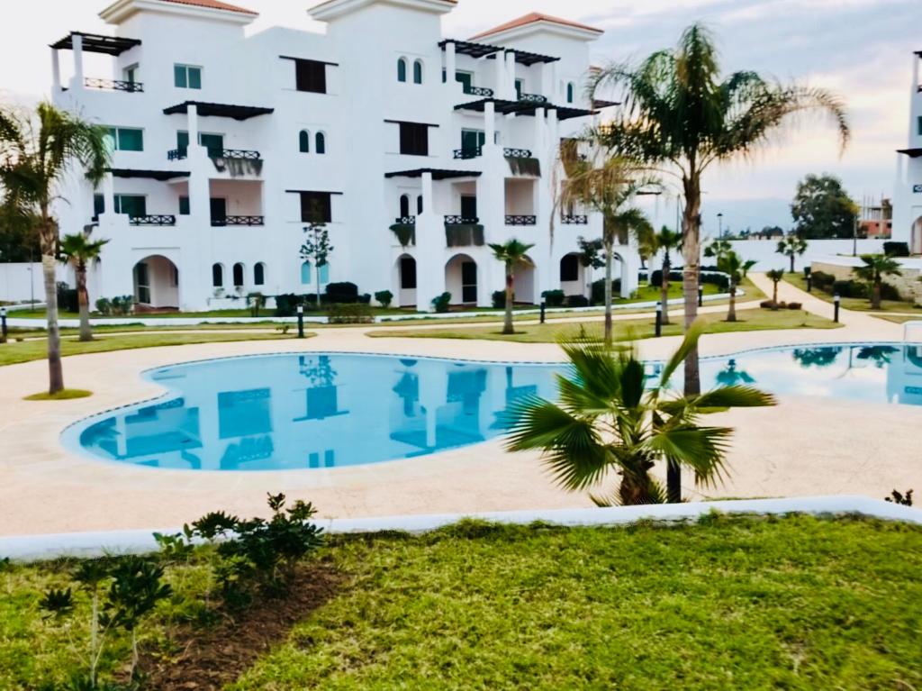 - une vue sur l'hôtel depuis la piscine dans l'établissement Maha Beach Cabo Negro, à Cabo Negro