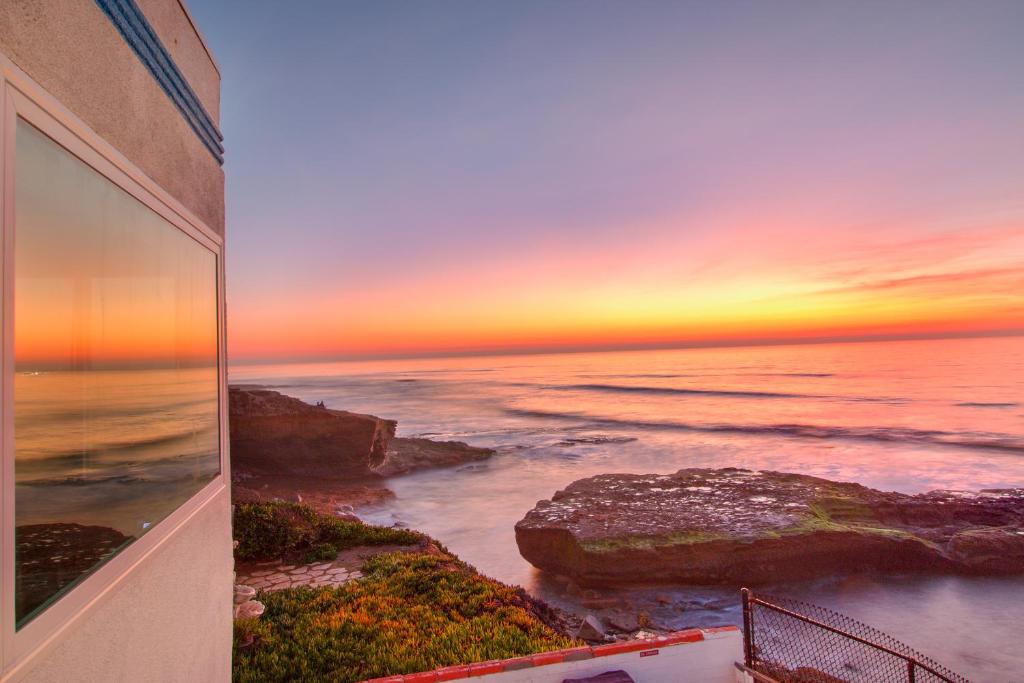 Un dipinto di un tramonto sull'oceano di The Inn at Sunset Cliffs a San Diego