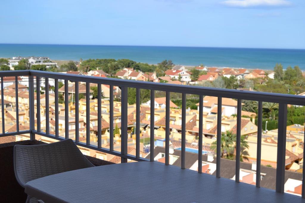 einen Balkon mit einem Tisch und Meerblick in der Unterkunft Apartamento Con Preciosas Vistas Al Mar,WIFI y piscina de temporada in Canet d'en Berenguer