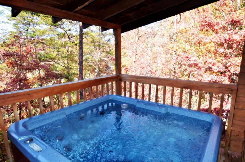 einen Whirlpool auf der Terrasse eines Hauses in der Unterkunft A Magical Experience in Pigeon Forge