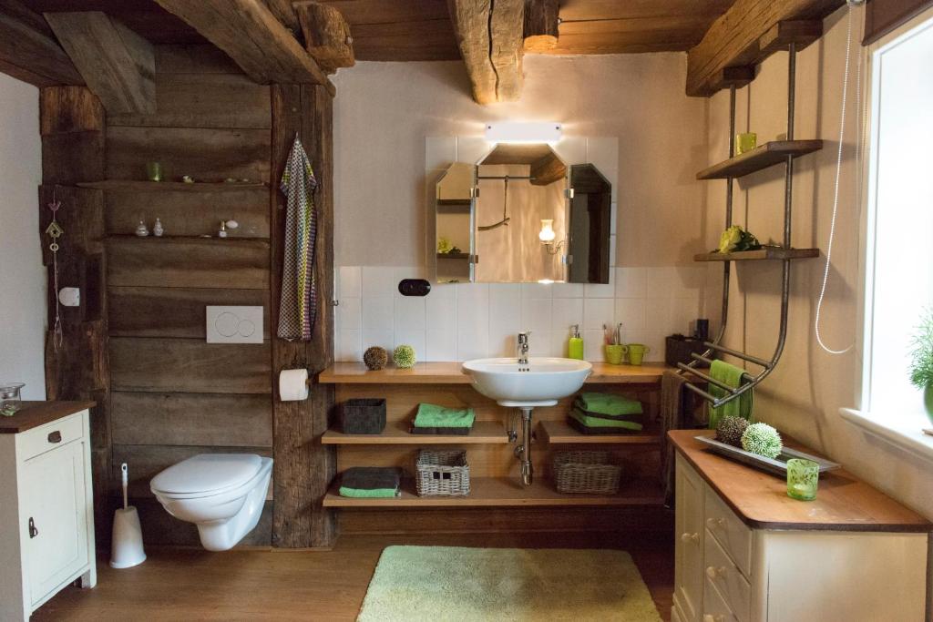 La salle de bains est pourvue d'un lavabo et de toilettes. dans l'établissement Fachwerkhaus, à Wolfhagen