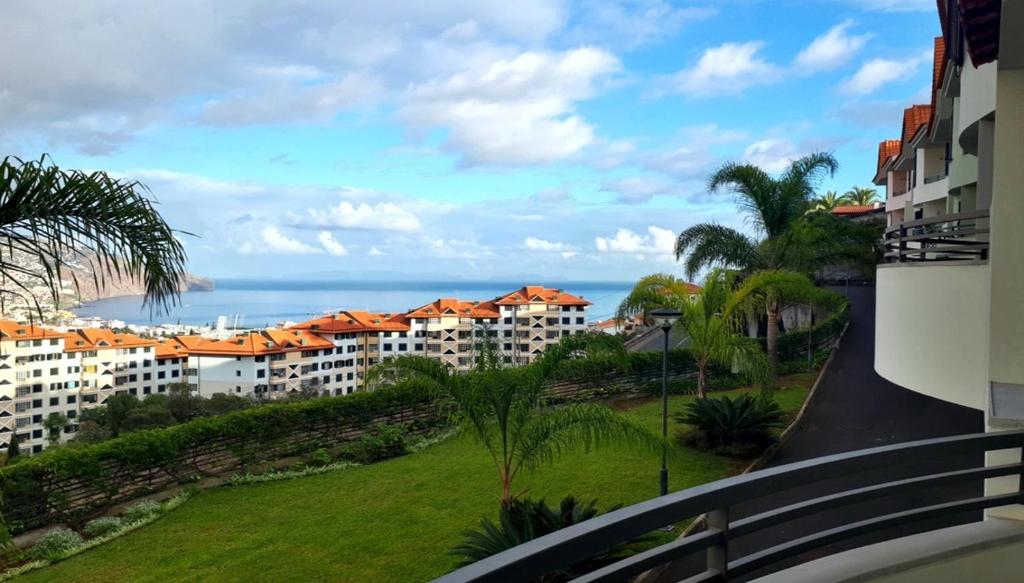 フンシャルにあるColinas do Solのアパートメントのバルコニーから海の景色を望めます。