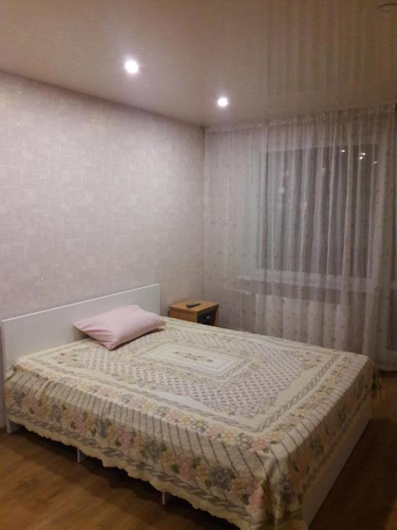 チェルカースィにあるApartment Prem'yerのベッドルーム1室(ピンクの枕付きのベッド1台付)