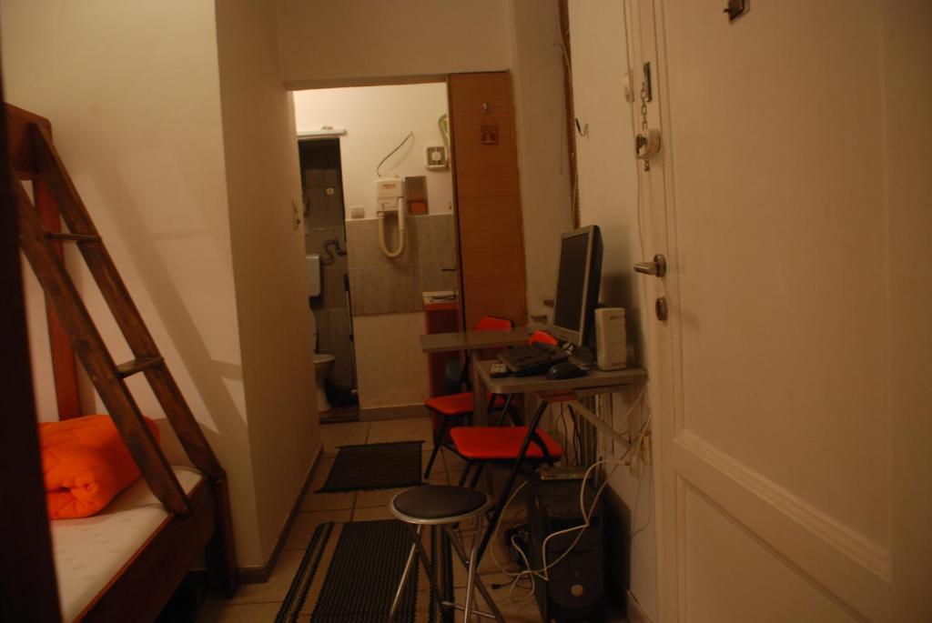 Televiisor ja/või meelelahutuskeskus majutusasutuses Tash Inn Hostel