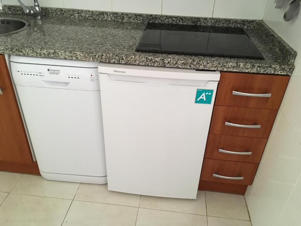 Kuchyňa alebo kuchynka v ubytovaní Apartamento en Calpe, playa de La Fossa, primera línea, AA