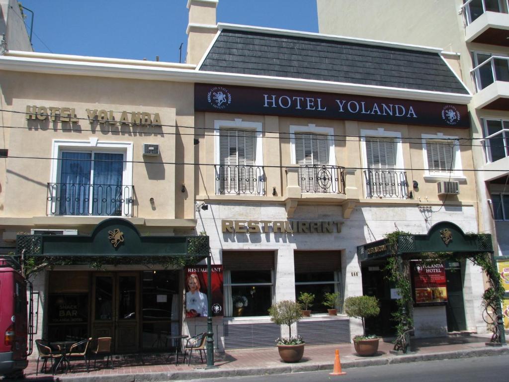 un hotel yorkoda en una calle de la ciudad en Cordoba Yolanda Hotel en Córdoba