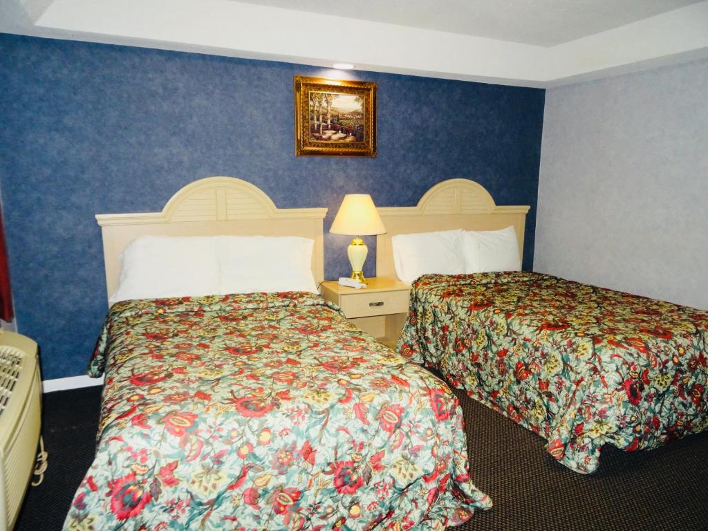 Postel nebo postele na pokoji v ubytování Village Inn & Suites - Smithville