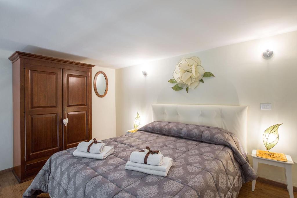 Łóżko lub łóżka w pokoju w obiekcie Charming Suite Cavour heart of Florence