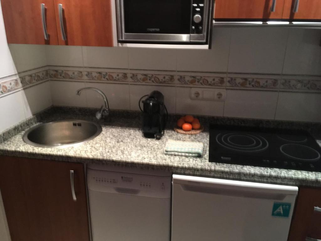 Kuchyňa alebo kuchynka v ubytovaní Apartamento en Calpe, playa de La Fossa, primera línea, AA