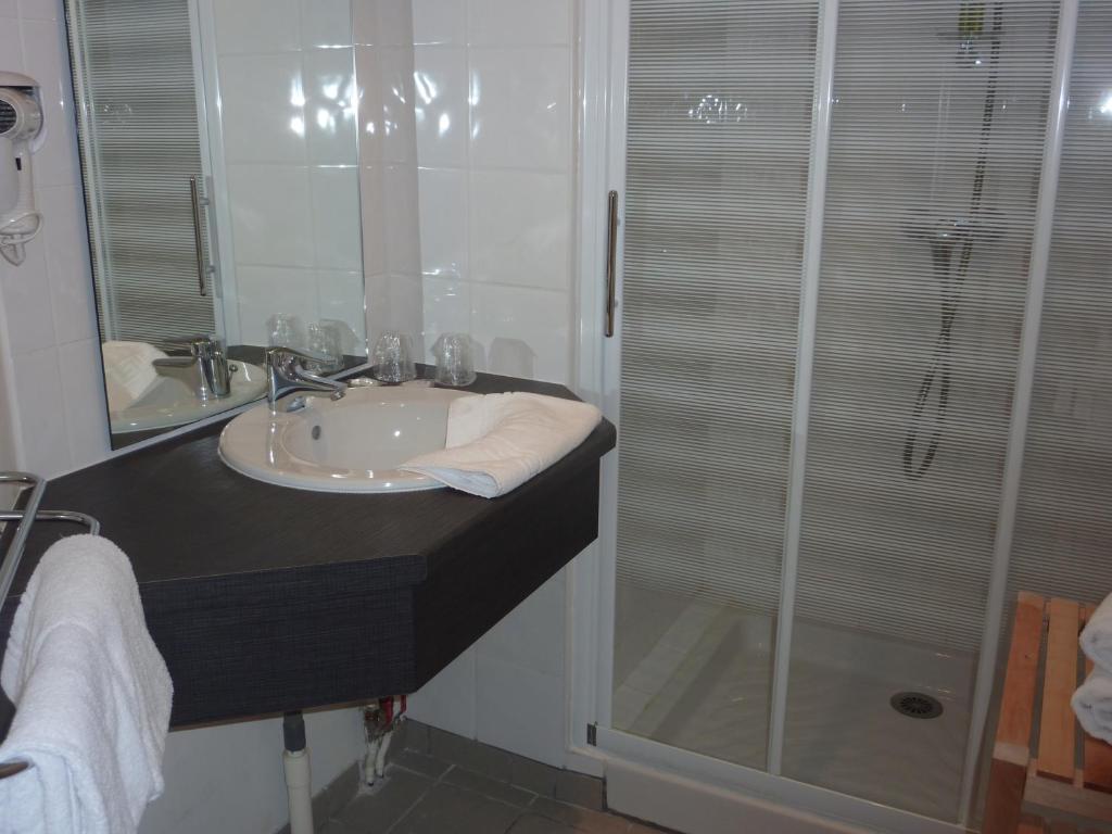 Koupelna v ubytování Cit'Hotel de La Vallée