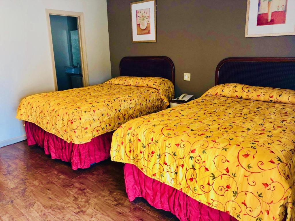 Postel nebo postele na pokoji v ubytování Sunset Inn Longview