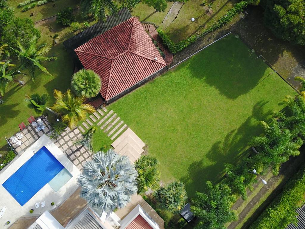 una vista aérea de un patio con piscina en Cabaña Campestre Las Palmas en Pereira