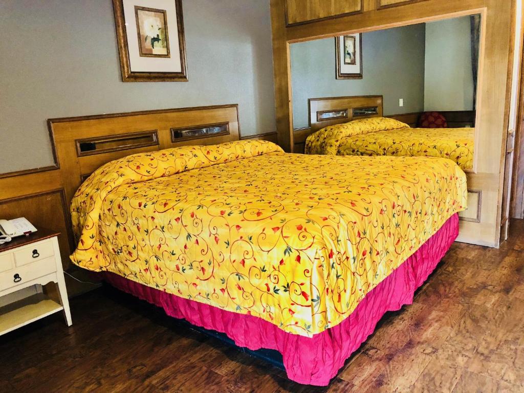 Postel nebo postele na pokoji v ubytování Sunset Inn Longview