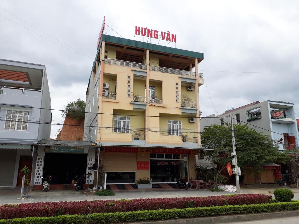 un bâtiment jaune avec un panneau indiquant King taxi dans l'établissement Khách sạn Hưng Vân - Bắc Kạn city, à Bak Kan