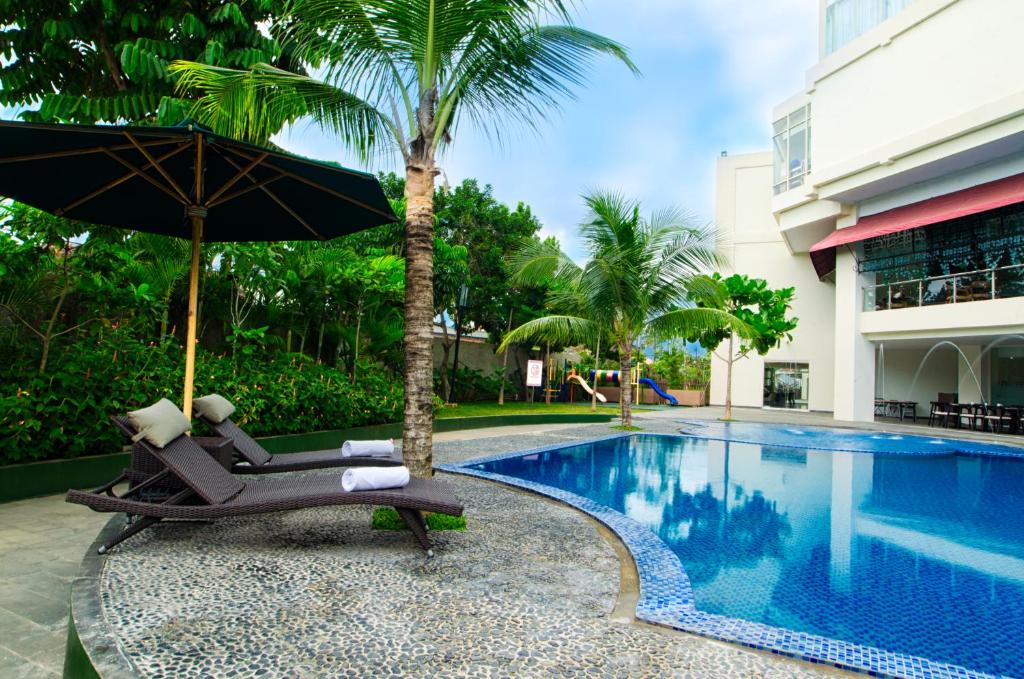 Bazén v ubytování Swiss-Belhotel Lampung nebo v jeho okolí